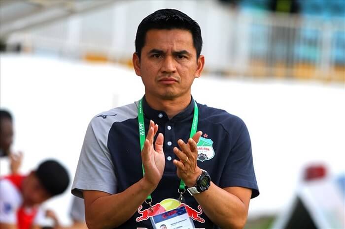 Kiatisak là cựu tiền đạo bóng đá người Thái Lan và hiện tại ông đang giữ cương vị huấn luyện viên của đội bóng đá Hoàng Anh Gia Lai